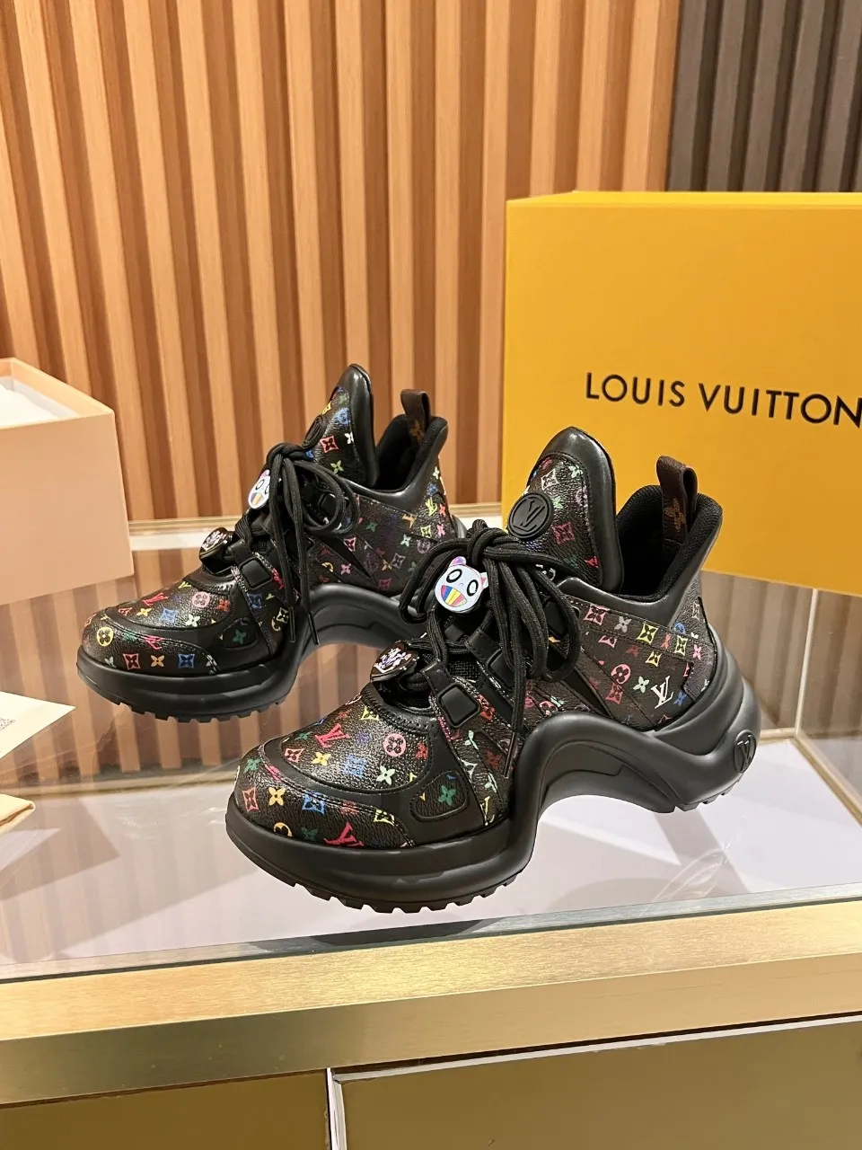 👟👟Ex-factory price 720👟👟 This three-color LV is different. 2025 new Murakami Takashi co-branded black three-color LV fancy button model Archlight donkey brand hardware casual sports dad shoes with an increased heel height of about 5.5cm, 35-41 white letter buckle